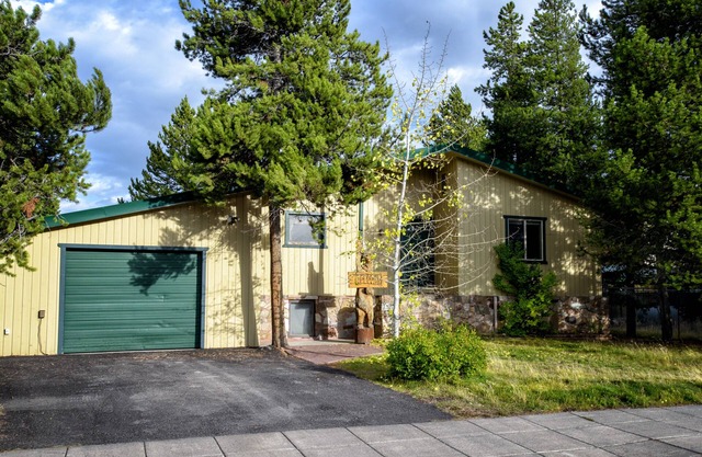 Blocks from Yellowstone! Walk to Shops & Dining! 2 Fireplaces, Gas BBQ! Smart TV