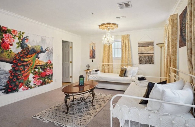 Blocks to Jazz Fest. 10 minutes to the Quarter. Parking and Yard!