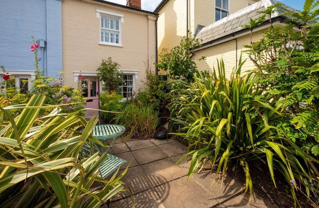 Bloom Cottage - sleeps 2 guests in 1 bedroom