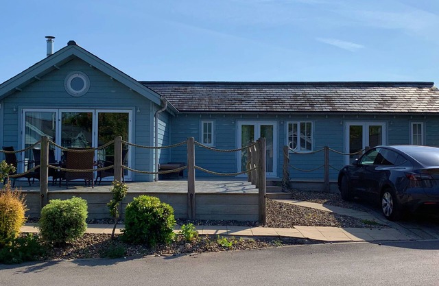 Blue Bay - a beach house that sleeps 6 guests in 2 bedrooms