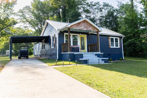 Blue Bungalow w/Free Golf Cart 1/2 mi from Square