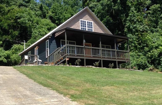 Blue Cabin by the creek, Estillfork creek, perfect getaway