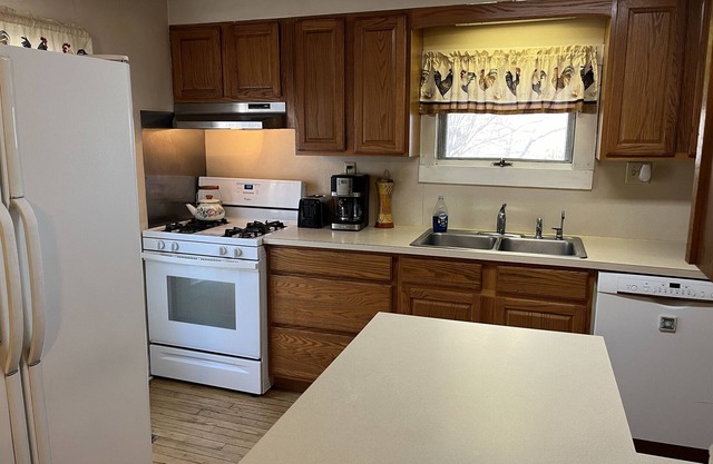 Blue Cottage - 3 bedroom, 1.5 bath, super convenient to ASV