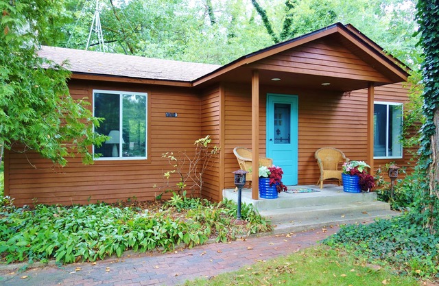 Blue Door Cottage steps from Warren Dunes State Park in charming Harbor Country