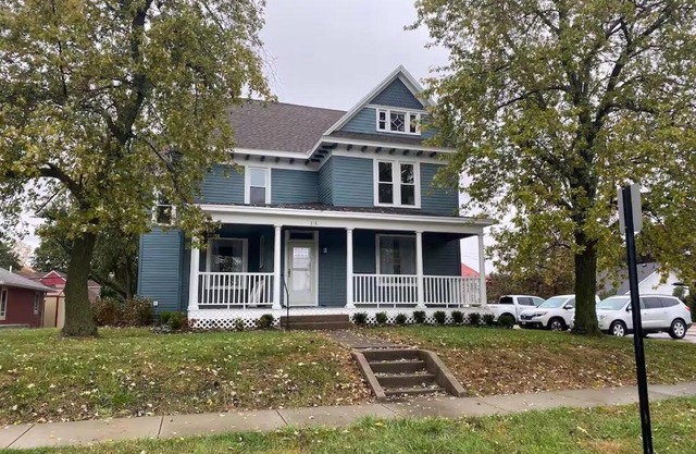 Blue House on Main - Pet Friendly