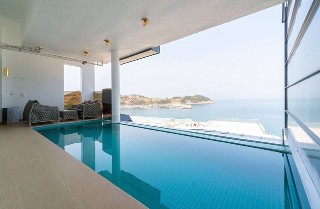 Blue Mango Pool Villa & Resort