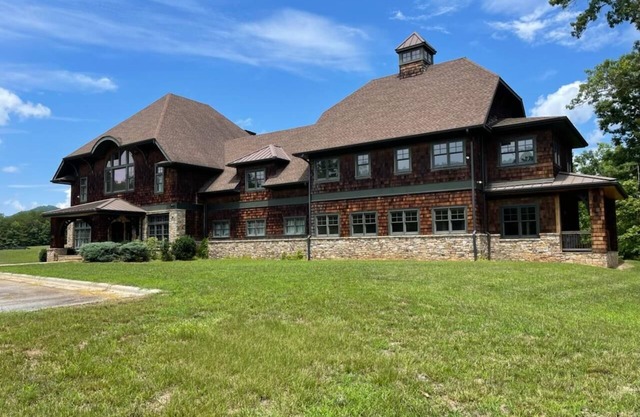 Blue Ridge Mountain Lodge-Near Asheville/Charlotte DIY Wedding,Reunion,King Beds