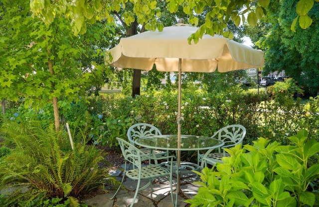 Blue Room | Steps to Wine & Food, Dogs Welcome!