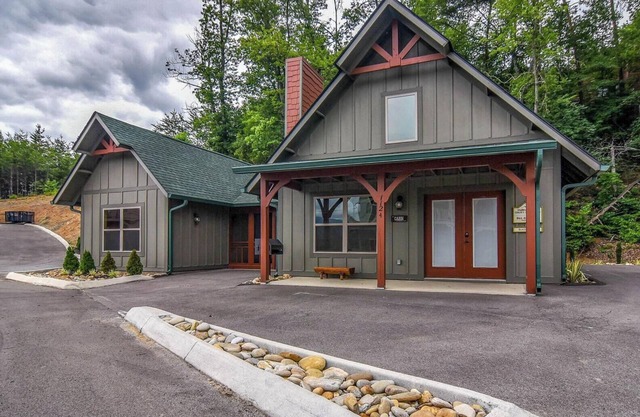 Blue Smoke View is a spacious ADA-friendly 3 bedroom cabin