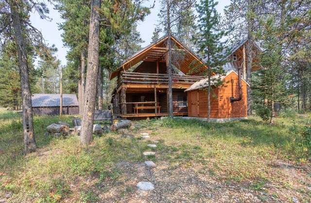Blue Springs Pond Cabin ⁓Near Yellowstone ⁓Hot Tub
