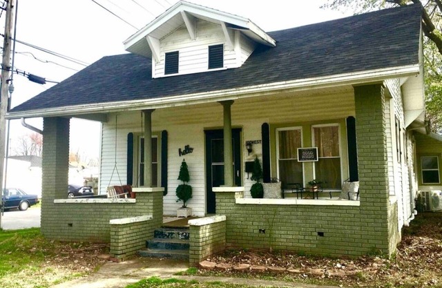 Bluegrass Bungalow 2 bedrooms with large porch