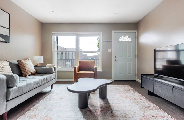 Blueground | Downtown, pool, nr Civic Center