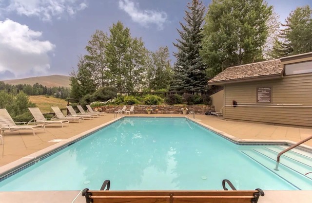 Bluff Condo + Free guest passes to Elkhorn Resort amenities included!