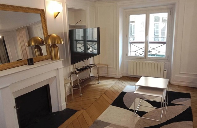 BnBNook - Bright 1BR by Louvre and Tuileries Gardens
