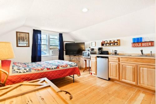 Bo360 Old West Landing with Hot Tub and Sunrise Views