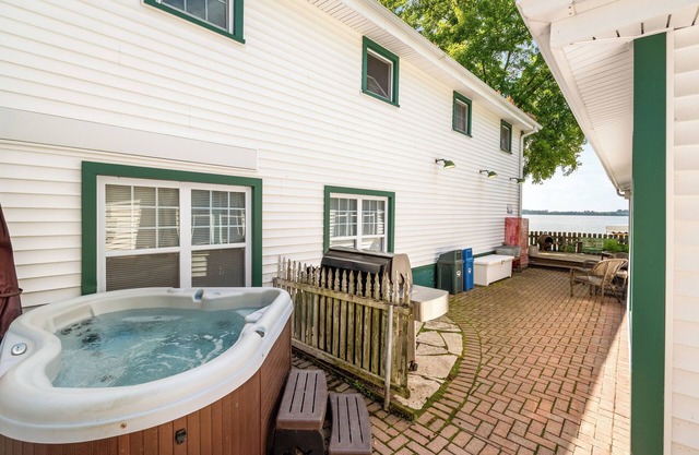 BoatHouse ~Rock Lake~HotTub~ Pet-Friendly