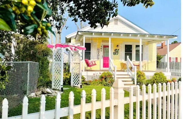 Boaty McBeach House: A Short Walk to Beach, Waterfront Sunsets & Restaurants!