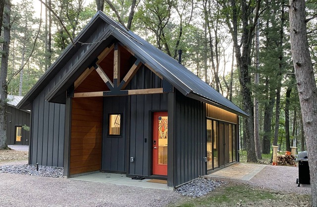 Bobcat Cabin @ Orange Tractor Retreat: a new, modern cabin on 40 private acres