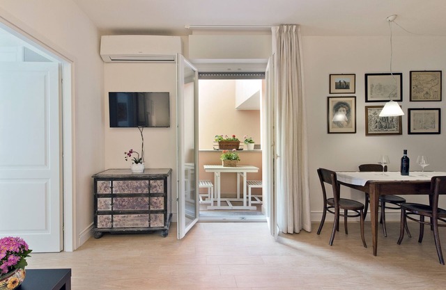 Boboli Corner (Free Cover Private Parking)