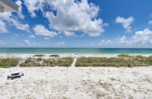 Boca Grande Beach Club 5F - Gulf Front - Top Floor - Close to Village of Boca Grande - Sleeps 4