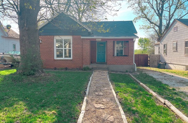 Boho 2BR w/Deck & Firepit - Near Downtown - No Cleaning Fee - The Newton House