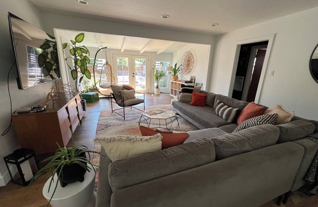 BOHO Bungalow – Walk to Downtown