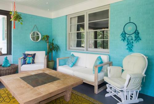 Boho by the Water! 1750sqft - Fishing & sleeps 10!