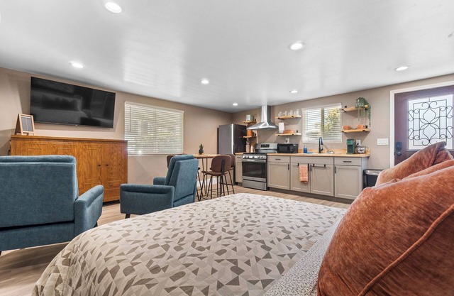 Boho Chic - DT Visalia/W Modern Art Flair