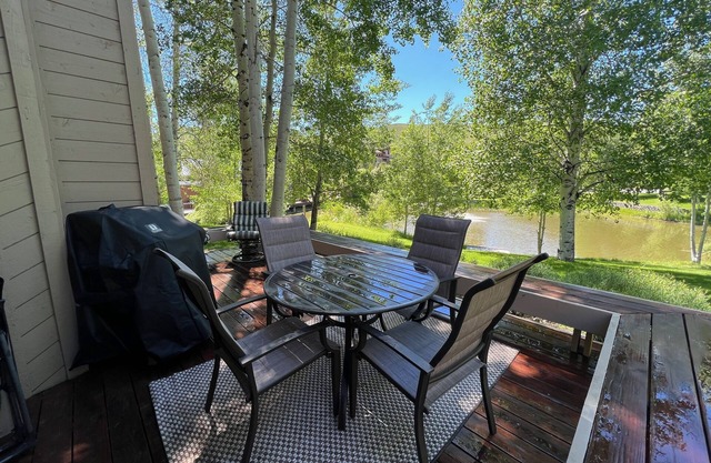 Bonne Vie 2247 Sunny & Spacious 4 Bedroom Condo in the Heart of Elkhorn Village