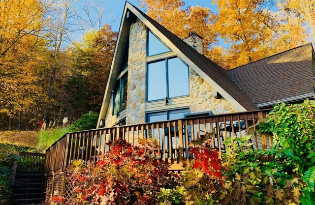 Book Fall Foliage 2025 at The Haven Norris Lake! 5Acres, Dock, FirePit, Kayaks!