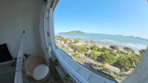 Book Santos - Enorme em frente a praia do Embaré