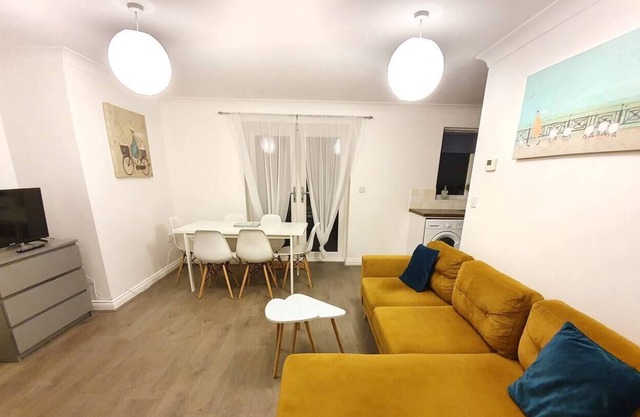 BookedUK: Bright and Airy Apartment in Stevenage