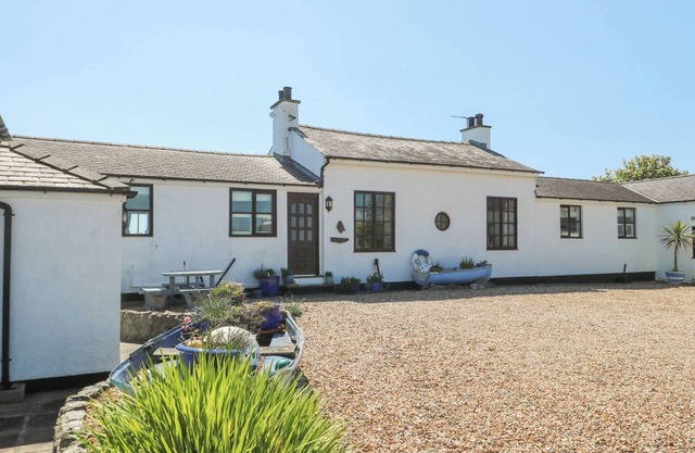 BORTH ARIAN, pet friendly, country holiday cottage in Rhoscolyn