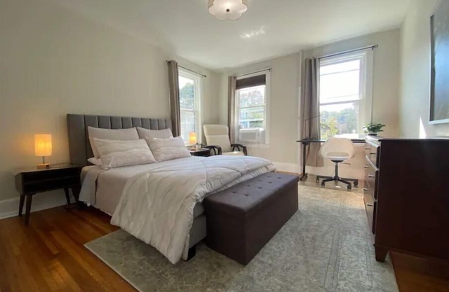 Boston 2bd King Bed near Harvard, MIT, subway near Boston. On-site free Parking