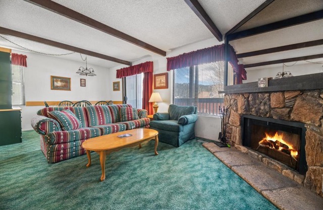 Boulder Bay Chalet Condo-Mountain charm condo with lake view and WIFI, condo