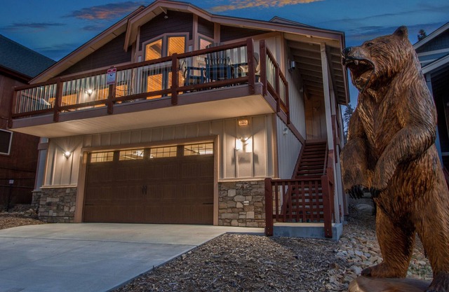 Boulder Bay Chalet Lakefront- Elegantly Decorated With Hot Tub And Game Room! 3 Bedroom Chalet