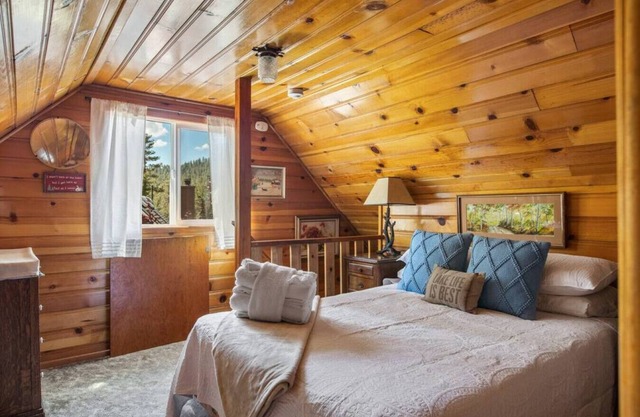 Boulder Bay Getway - Cozy Cabin located near Metcalf Bay