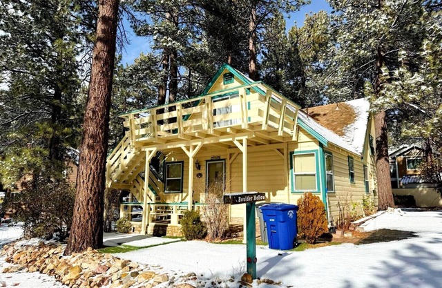 Boulder Hollow - Features an older style to experience a rustic cabin! Lakeview!