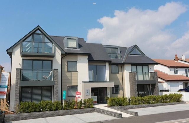 BOURNECOAST: MODERN FLAT ON THE CLIFFTOP WITH SEA VIEWS AND PATIOS - FM6194