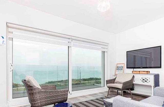 BOURNECOAST: Modern flat with BALCONY, INCREDIBLE SEA VIEWS and PARKING - FM8497