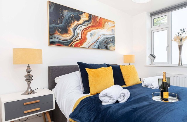 BOURNECOAST: NEAR BEACH AND RIVER, MODERN APARTMENT WITH SKY TV PACKAGE - FM6102