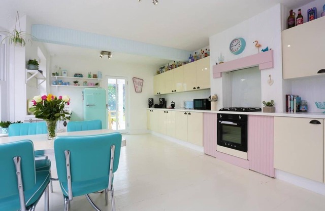 BOURNECOAST: STYLISH INTERIOR - 1950 RETRO THEME - GARDEN - CONSERVATORY -HB7352