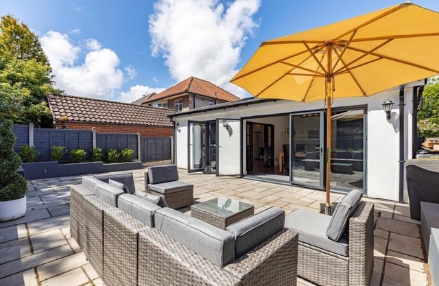 BOURNECOAST: TWO BEDROOM MODERN FAMILY BUNGALOW NEAR SHOPS/RIVER/BEACH - HB2079