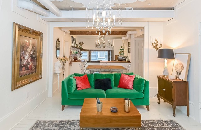 Boutique Apartment - Walk to Westport, Plaza, Restaurants & Streetcar in 10/25!