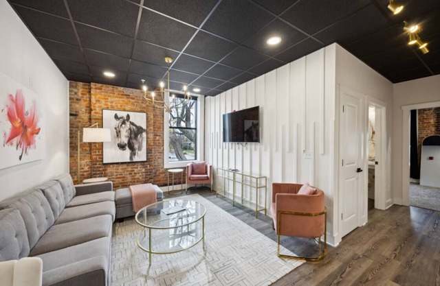 Boutique Hotel | The Kentucky Oaks Suite