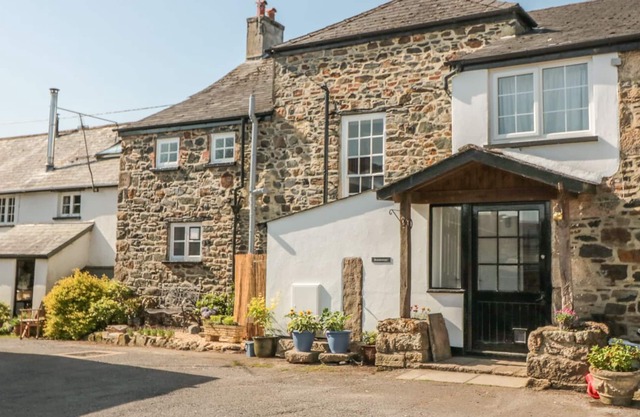 BRACKENMOOR, pet friendly, luxury holiday cottage in Sticklepath