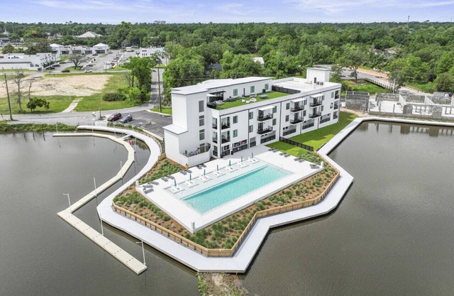 Brand New 1 Bedroom Condo-Luxurious Waterfront Pool-Sleeps 4