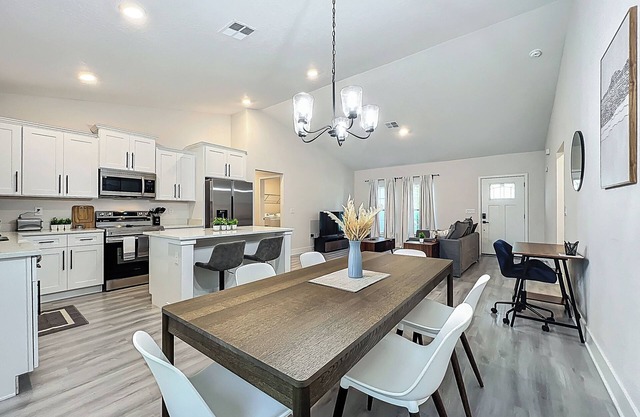 Brand New 3BR, 2BA, Sleeps 8, Near Key Sights