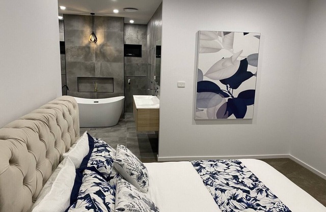 Brand New 5 B/R Luxury Beach House - Fairy Meadow