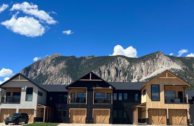 Brand New Beautiful Townhouse! Views and Pickleball